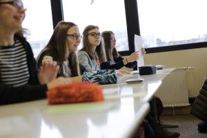 SChülerinnen beim Workshop zur finanziellen Bildung