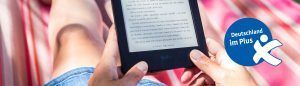SChüler liest Ebook-Reader