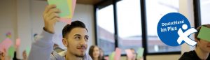 Schüler beteiligt sich mit Ampelkarten am Unterricht