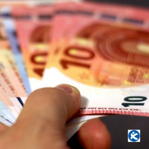 Mann hält Gelscheine
