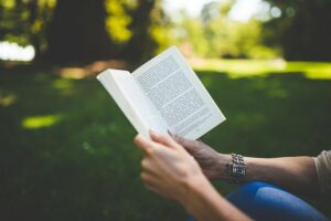 Frau liest im Park ein Buch