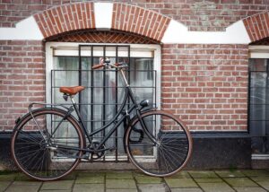 Fahrrad steht vor Backsteinhaus