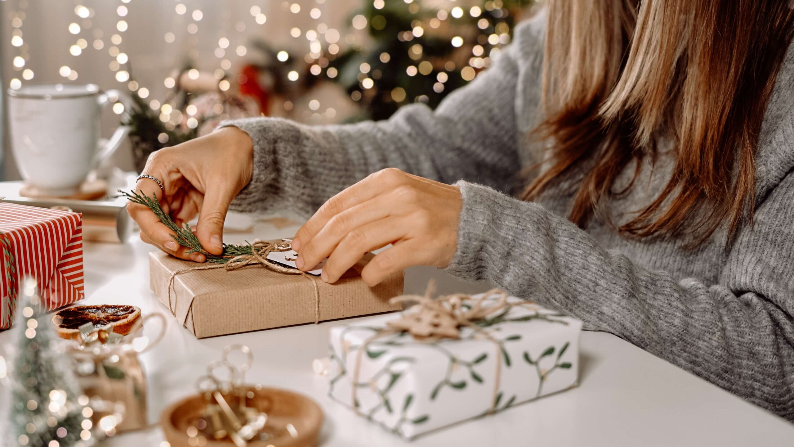 Mädchen dekoriert Weihnachtspakete