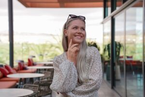 Celine Nadolny sitzt auf einer Terrasse