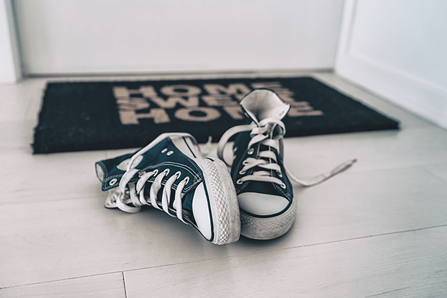 Chucks vor einer Wohnungstür