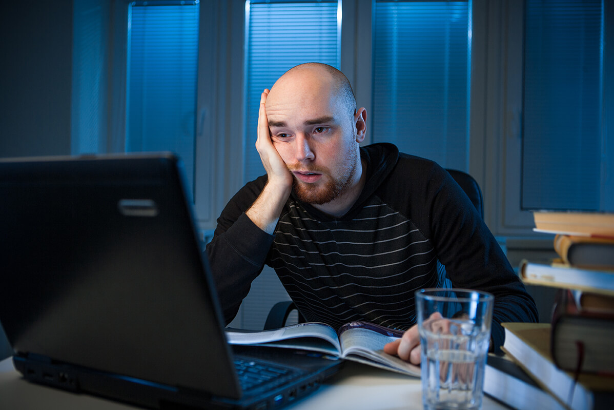 Student sitzt vor seinem Rechner