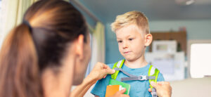 Mutter hilft Erstklässler