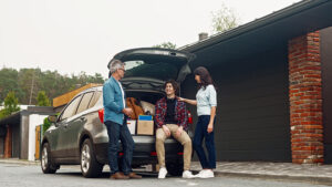 _Junge zieht aus dem Elternhaus aus